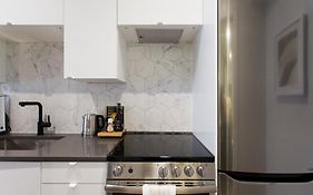 Blue Tropics Studio In Little Italy With Kitchen By Den Stays